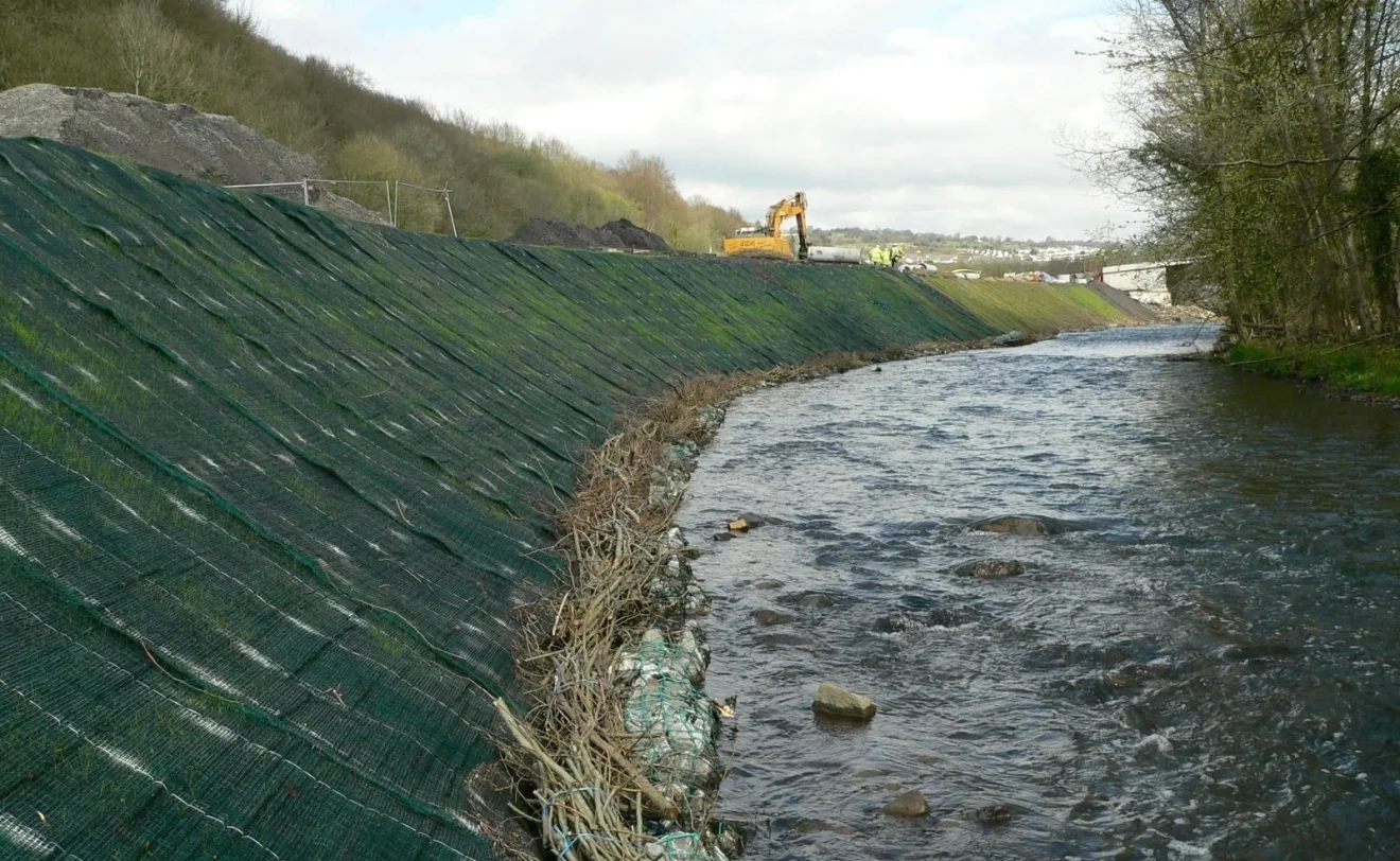 VMax P550 On Reinforced River Bank