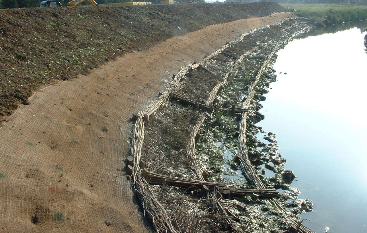 A biodegradable erosion control blanket has been used to stabilise the upper bank at a newly regraded embankment at Battlesbridge Essex