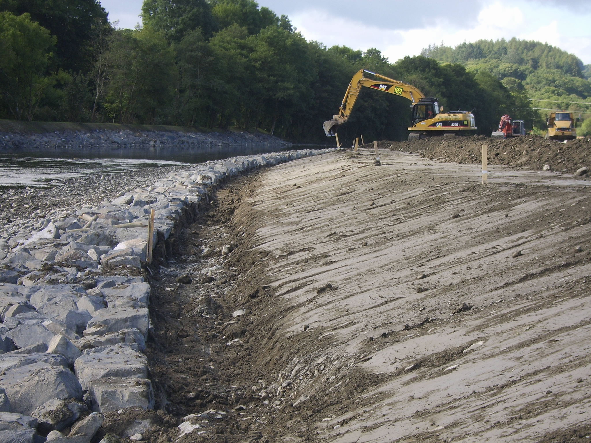 Afon_Gwydol_Embankmet