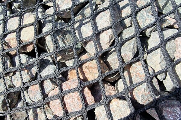 close-up-of-AquaRockBag-25mm-net-aperture-and-stone