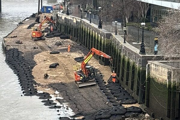 cranes-working-on-river-thames-foreshore-lifting-rock-mattresses