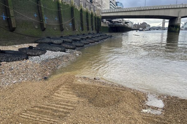 rock-mattresses-on-river-thames-bank
