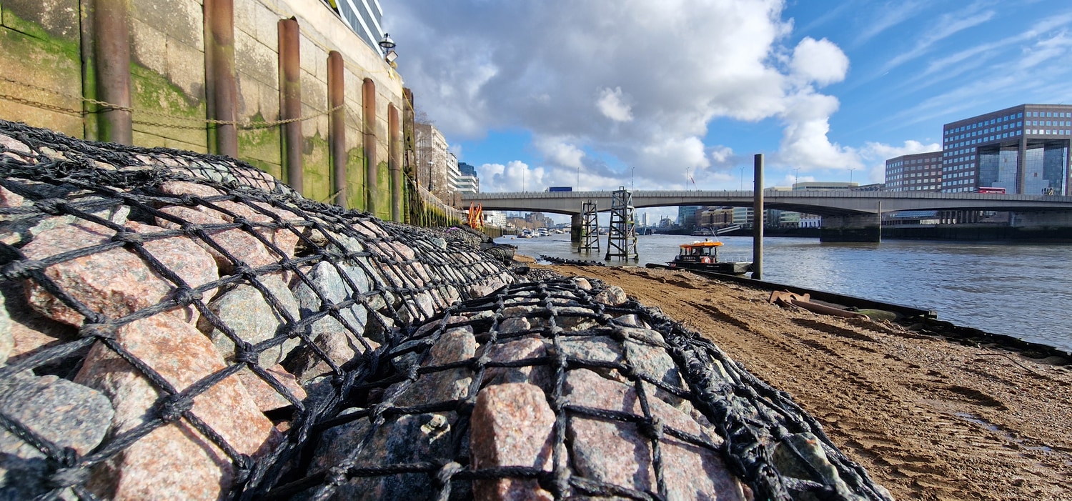 tightly-packed-40-80mm-stone-within-the-32mm-aperture-rock-mattress-nets